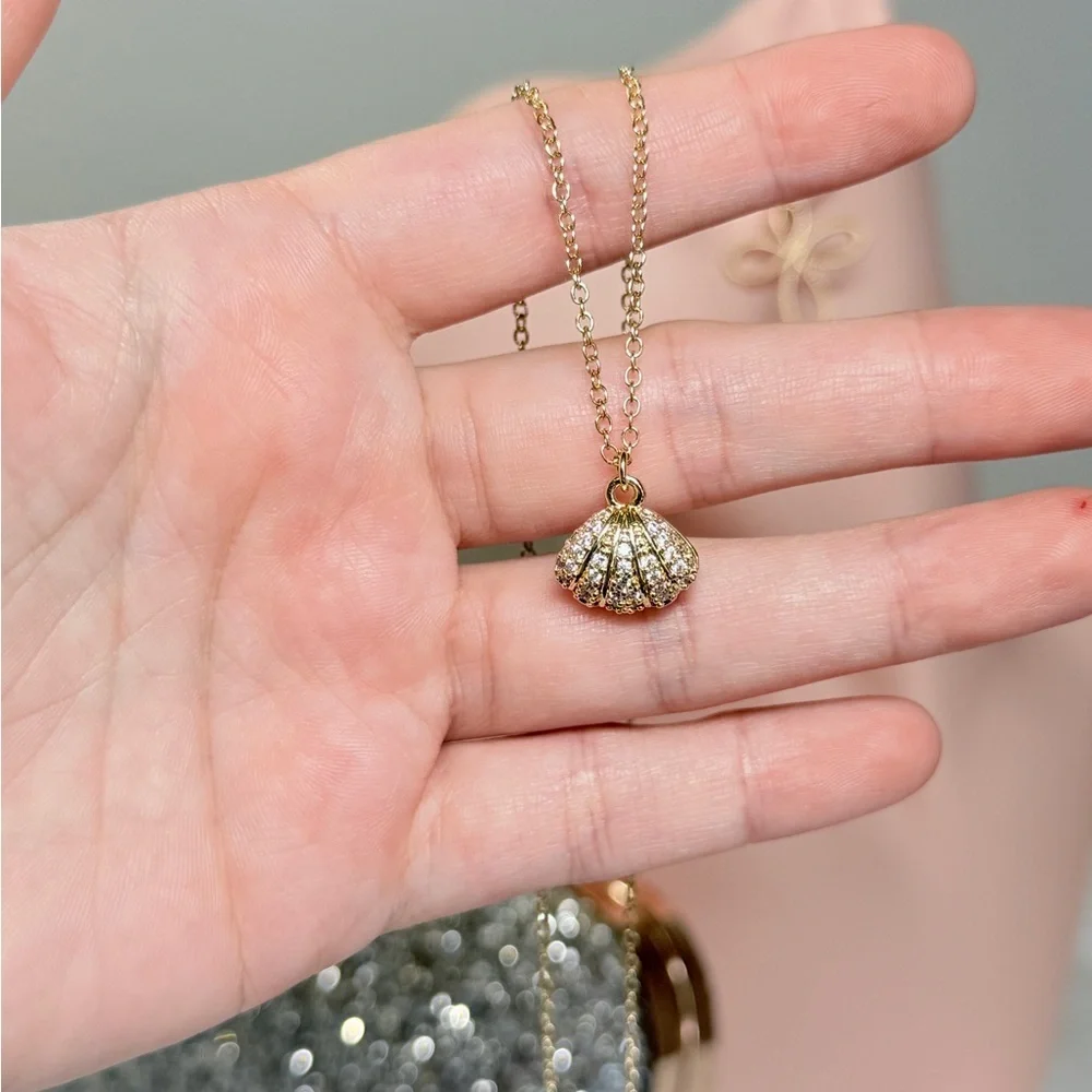 Elegant Gold Shell Pendant Necklace - Picture 5 of 10